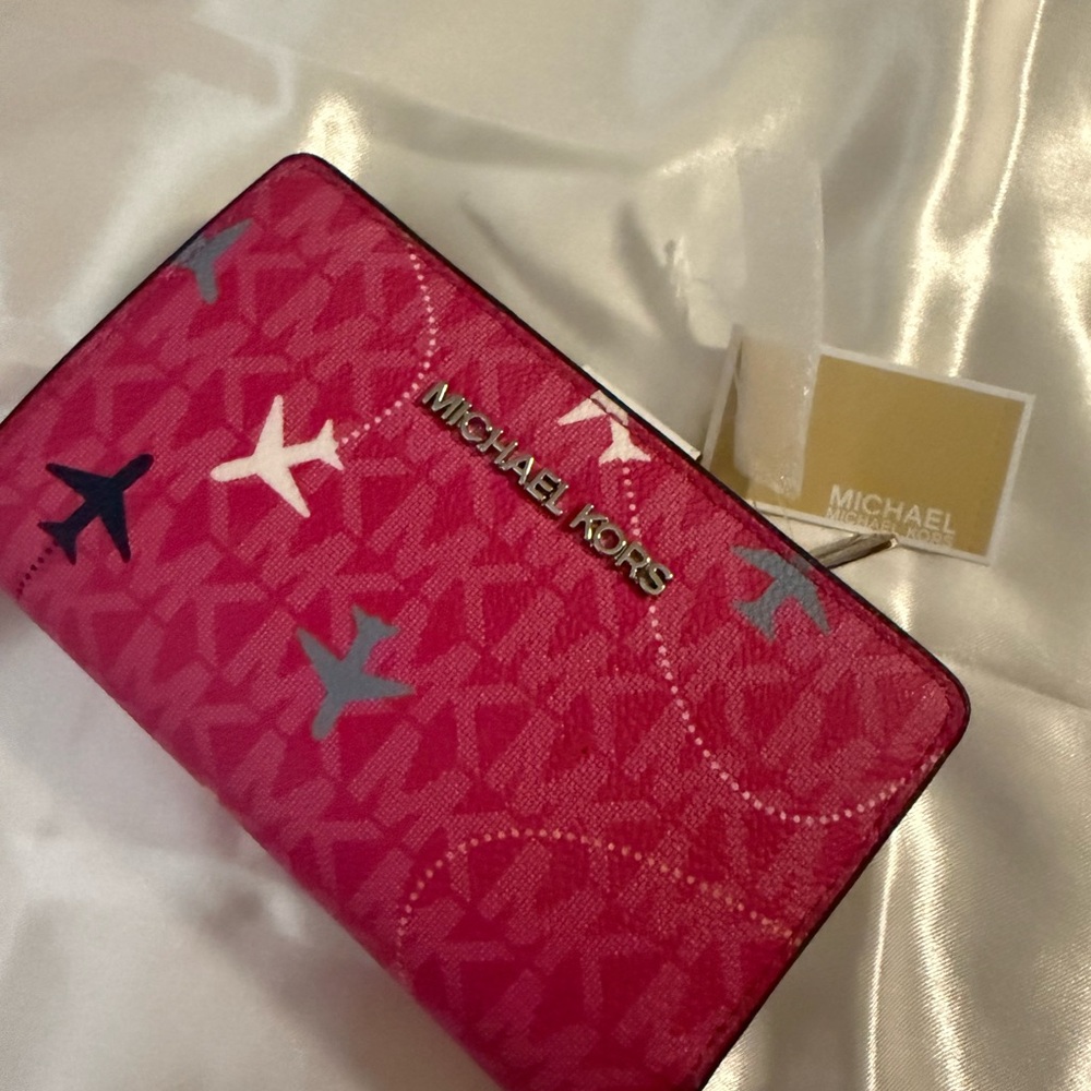 MK Jestset Wallet with Airplane Design - Picture 2 of 3